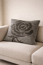 Strickset Kissen Thorned Embrace: Strickanleitung und Wolle Kremke The Merry Merino 140, Schattenstrick-Kissen