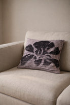 Strickset Kissen Velvet Orchid: Strickanleitung und Wolle Kremke The Merry Merino 140, Schattenstrick-Kissen