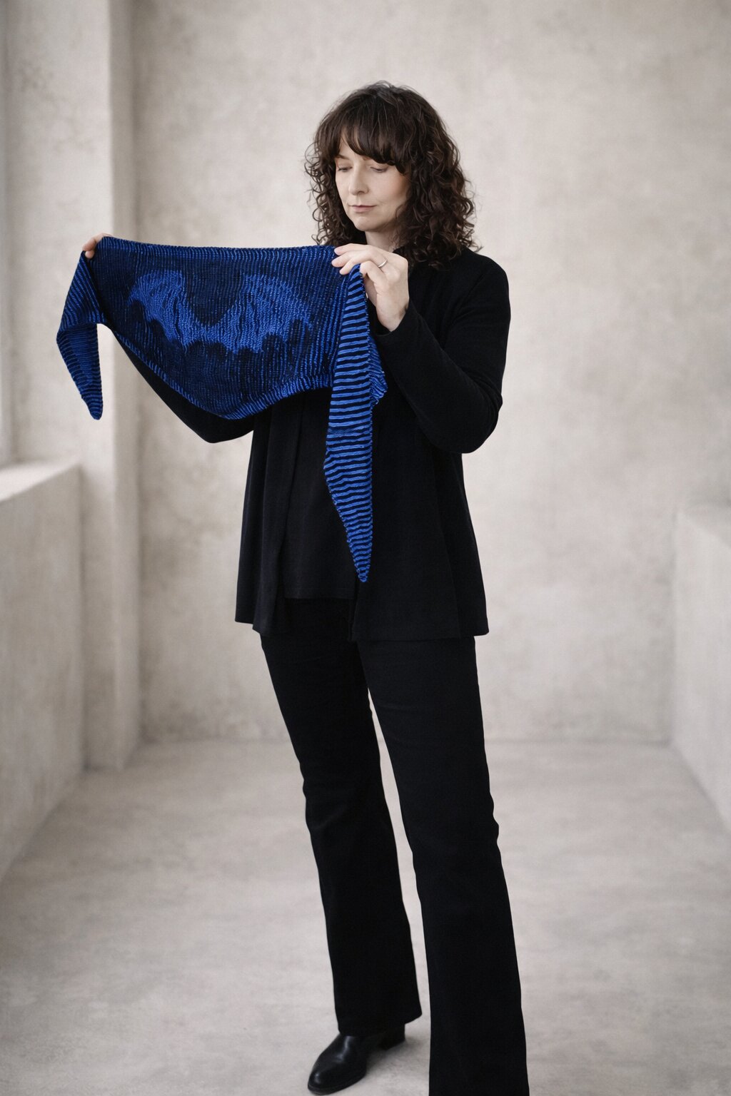 Strickset Nickituch Cobalt Wings: Strickanleitung und Wolle Kremke The Merry Merino 220, Schattenstrick-Nickituch