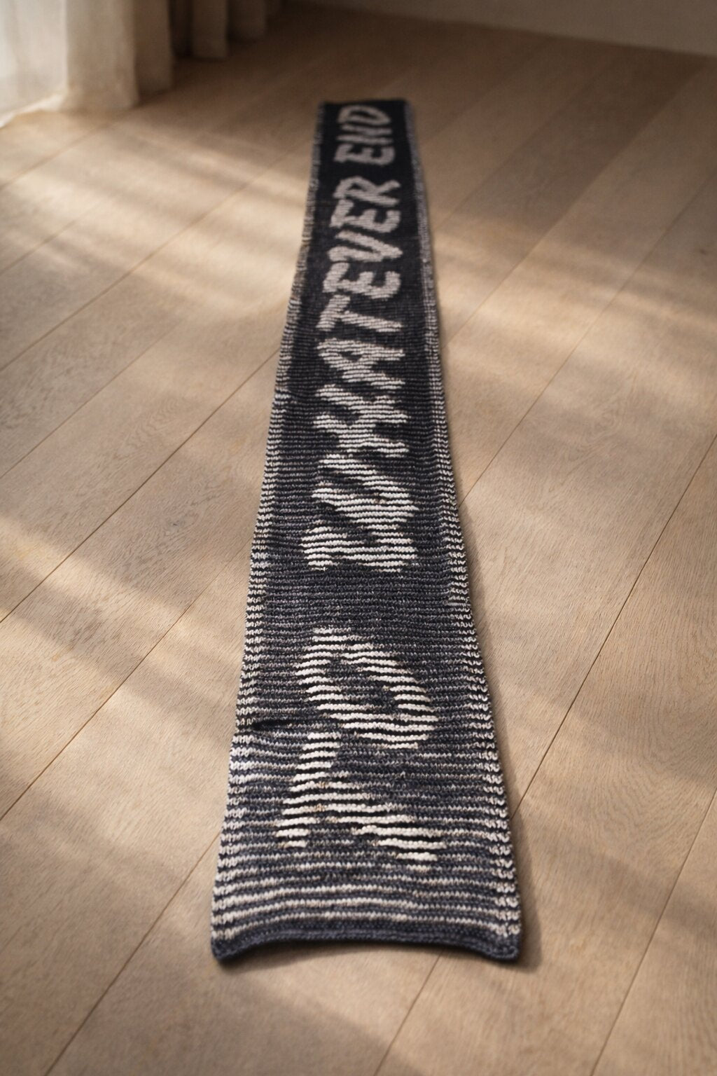 Strickset Schal To Whatever End: Strickanleitung und Wolle Kremke The Merry Merino 140, Schattenstrick-Schal
