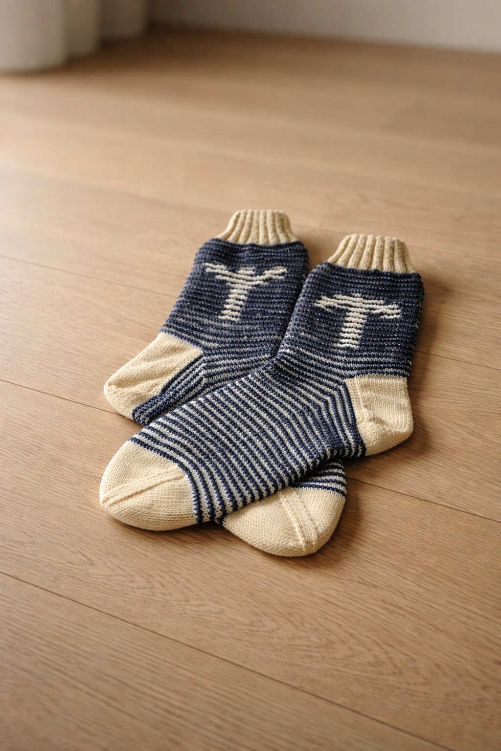 Strickset Socken Oath: Strickanleitung und Wolle Cowgirlblues Proper Sock, Schattenstrick-Socken
