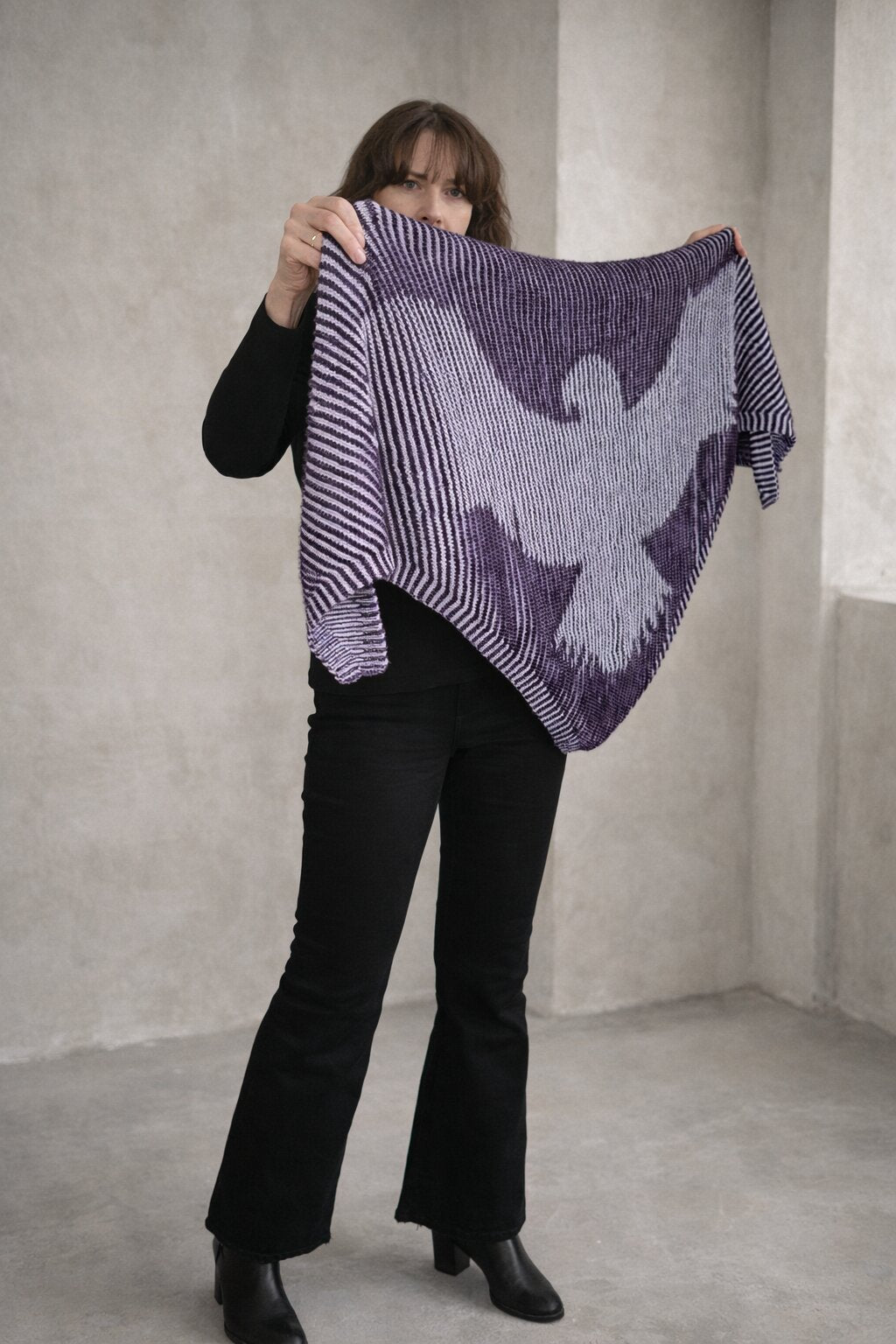 Strickset Tuch Ashen Wings: Strickanleitung und Wolle Kremke The Merry Merino 140, Schattenstrick-Tuch