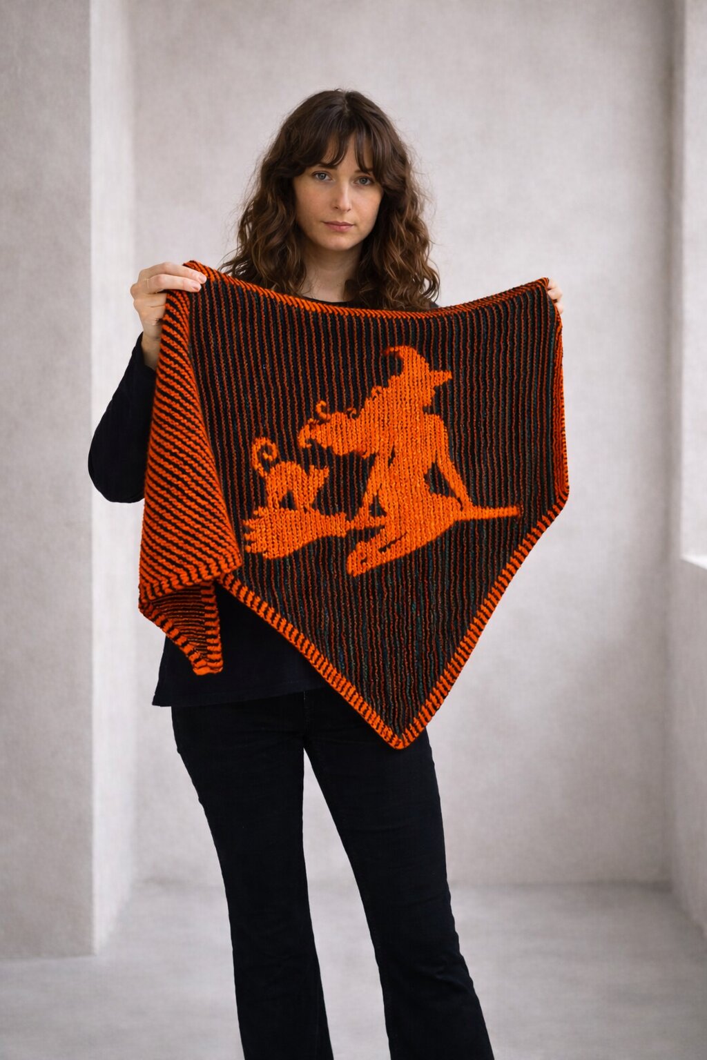 Strickset Tuch Little Witch: Strickanleitung und Wolle Kremke The Merry Merino 140, Schattenstrick-Tuch