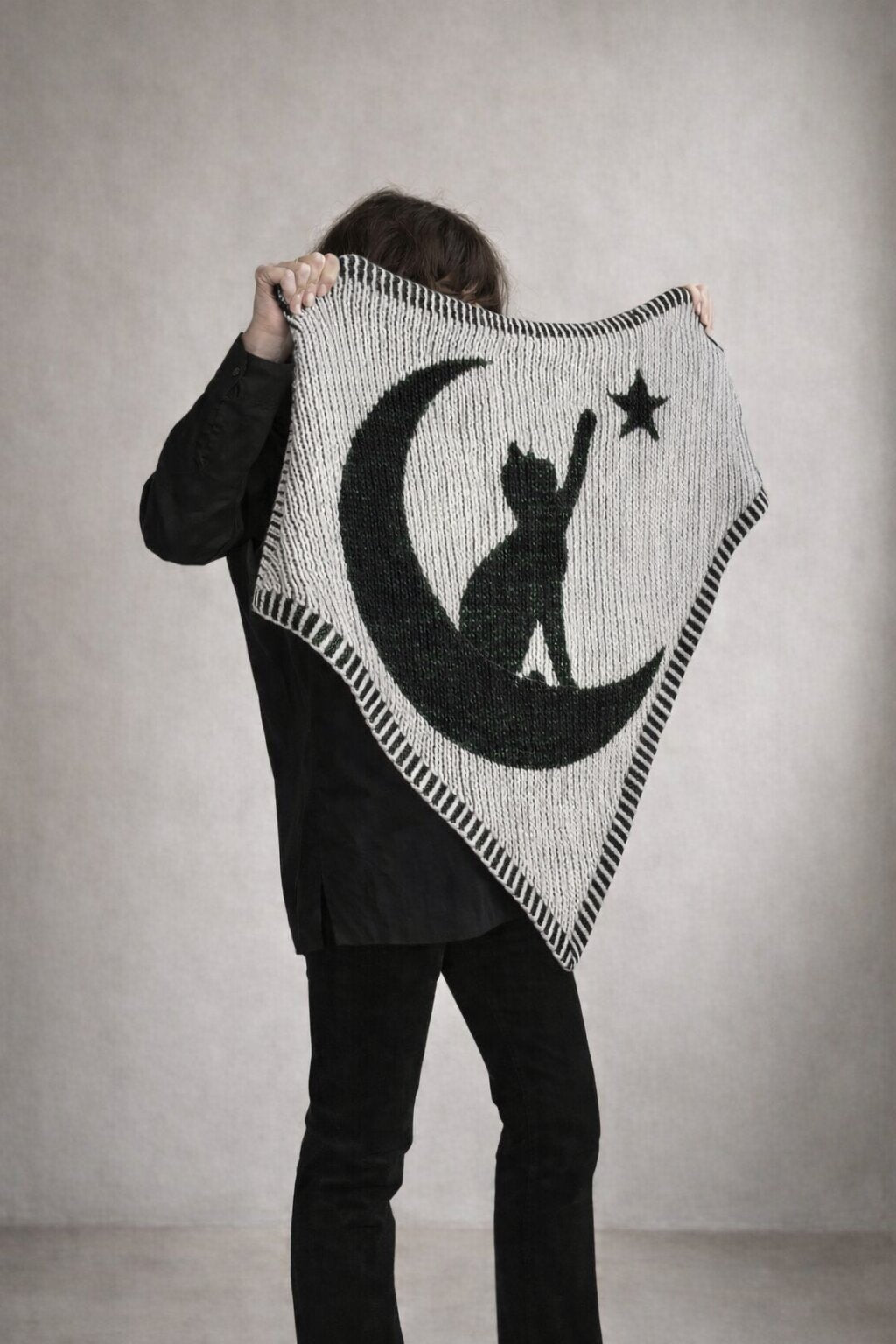 Strickset Tuch Moonpaw: Strickanleitung und Wolle Kremke The Merry Merino 140, Schattenstrick-Tuch