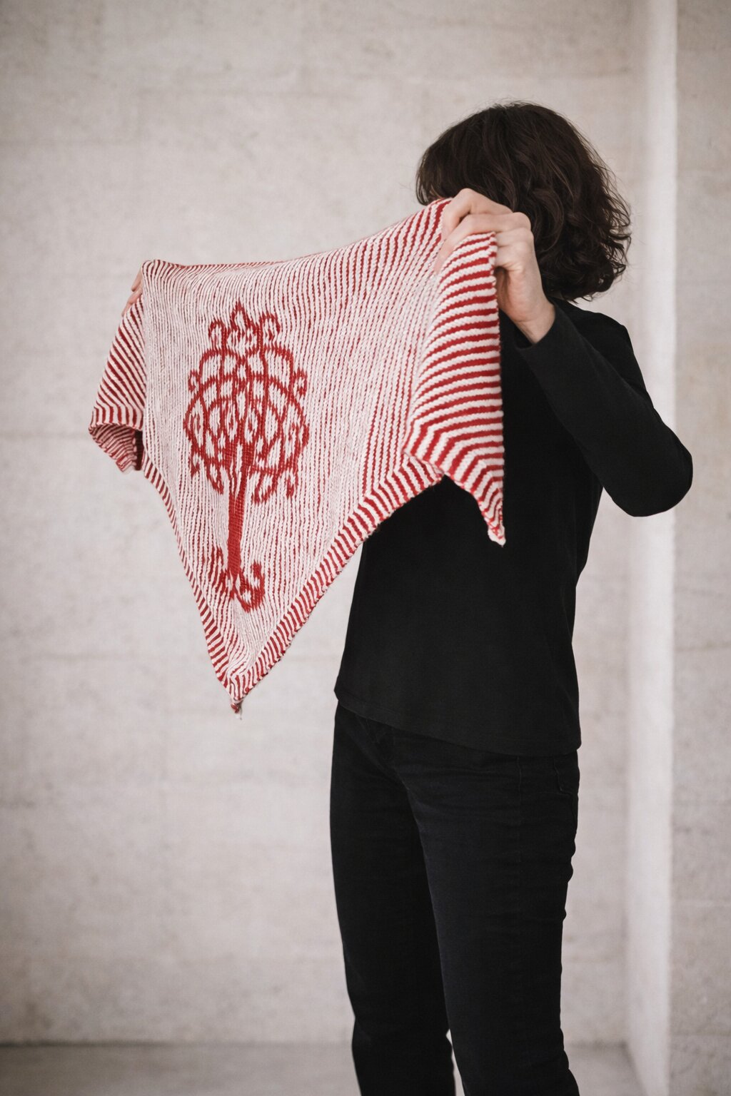 Strickset Tuch Myrkholt: Strickanleitung und Wolle Kremke The Merry Merino 140, Schattenstrick-Tuch