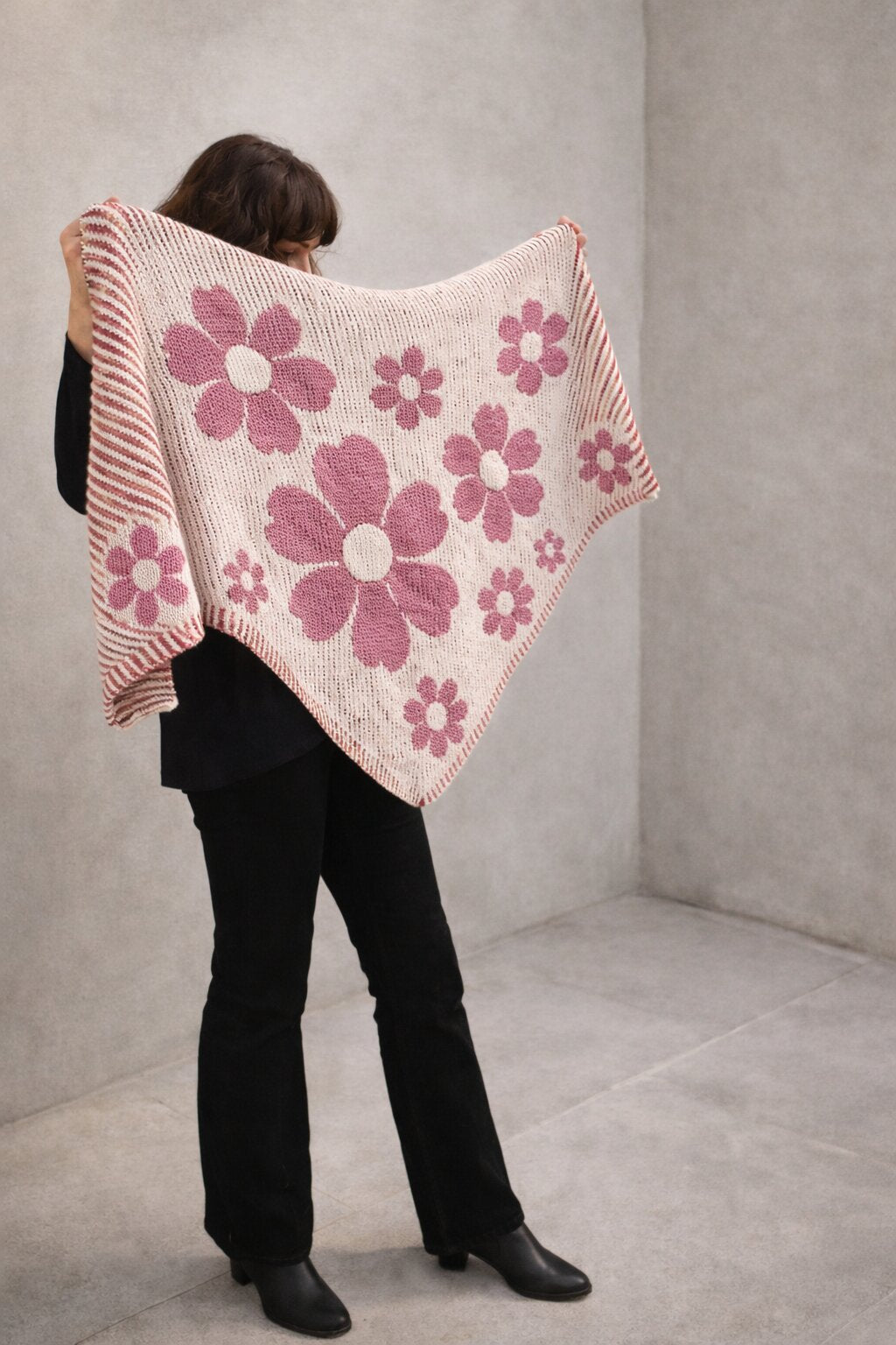 Strickset Tuch Pressed Petals: Strickanleitung und Wolle Kremke The Merry Merino 140, Schattenstrick-Tuch
