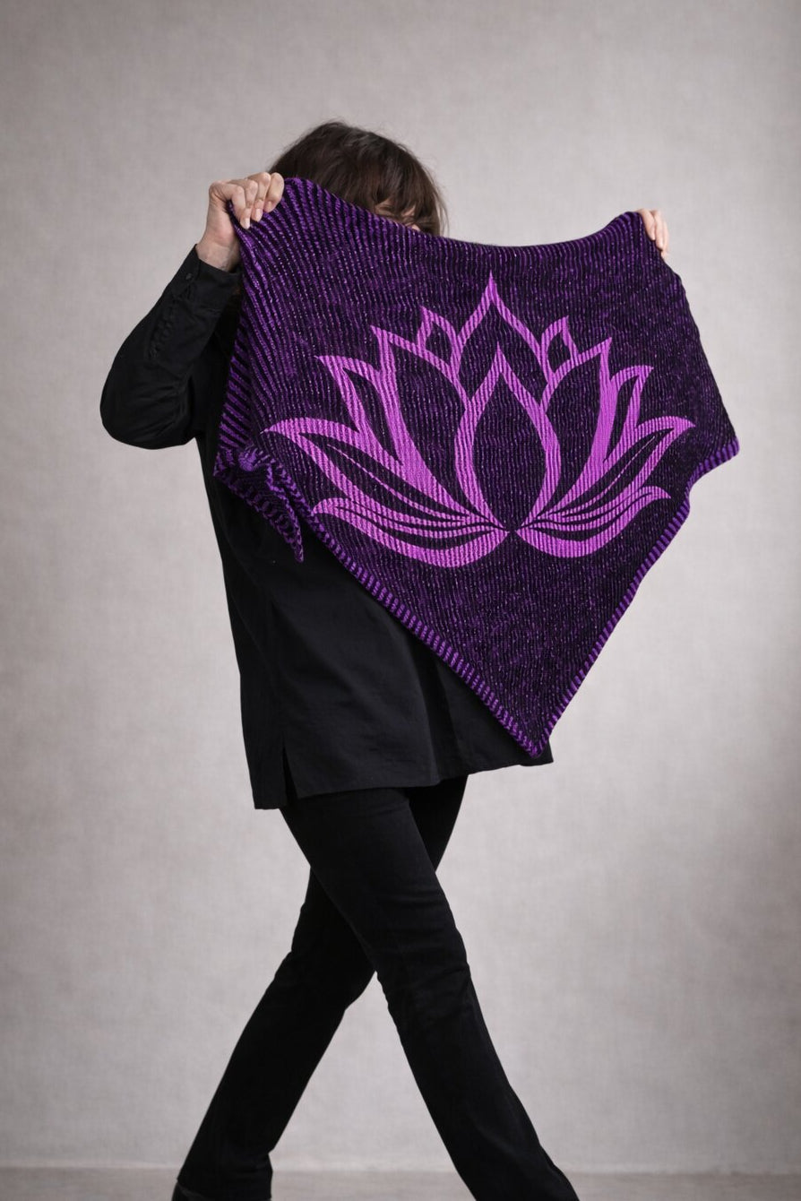 Strickset Tuch Solace: Strickanleitung und Wolle Kremke The Merry Merino 140, Schattenstrick-Tuch