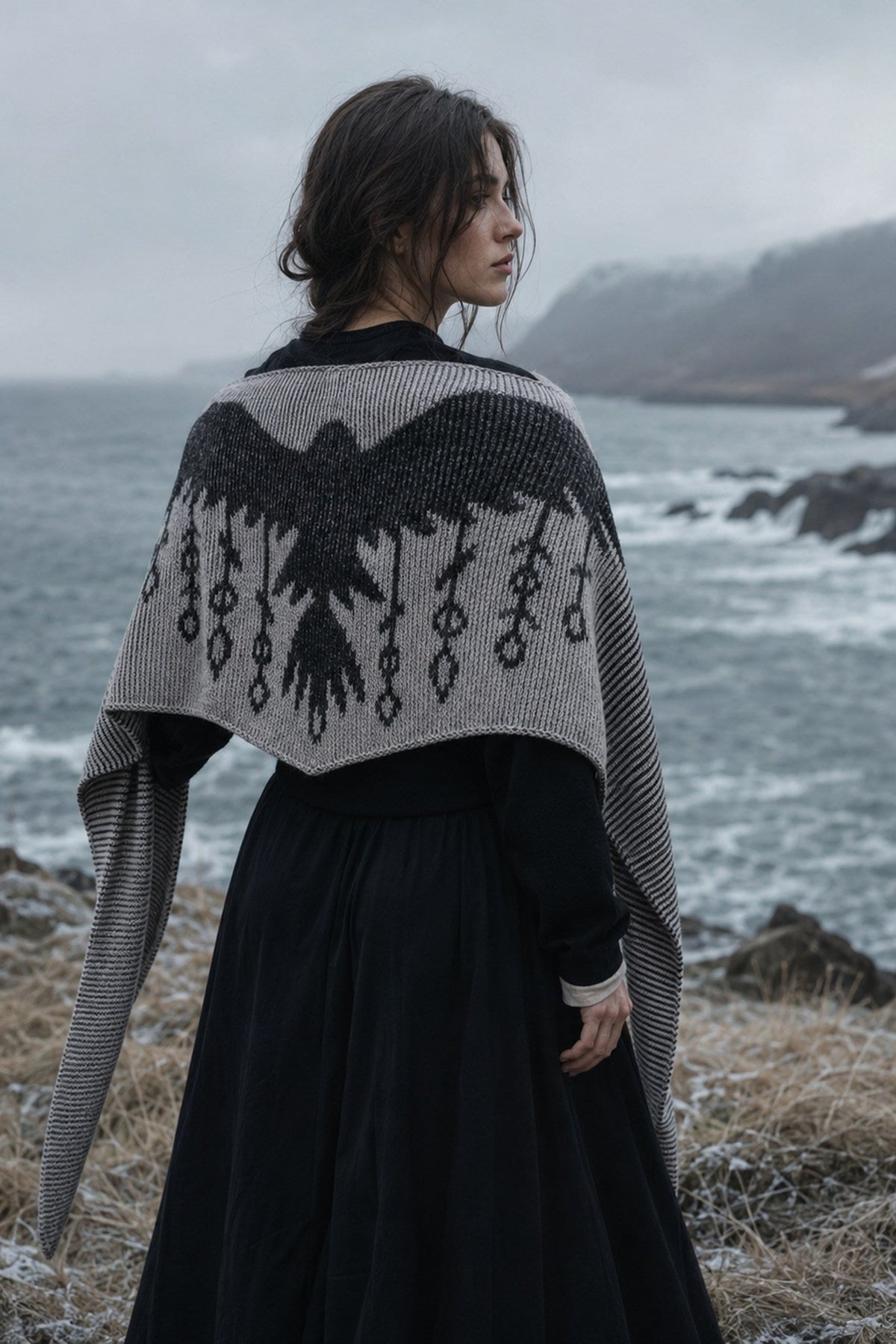 Strickset Tuch Summoned: Strickanleitung und Wolle Kremke The Merry Merino 220, Schattenstrick-Tuch mit Rabenmotiv