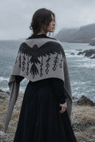 Strickset Tuch Summoned: Strickanleitung und Wolle Kremke The Merry Merino 220, Schattenstrick-Tuch mit Rabenmotiv