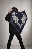 Strickset Tuch True Devotion: Strickanleitung und Wolle Kremke The Merry Merino 140, Schattenstrick-Tuch