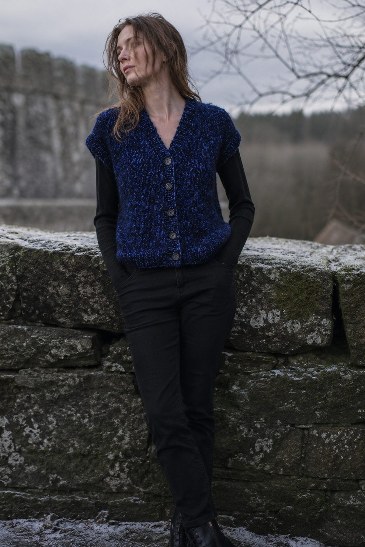 Strickset Weste Fate: Strickanleitung und Wolle Kremke Alpaka Bouclé mit BC Garn Brisa, zweifädig gestrickte Weste mit V-Ausschnitt und Knopfleiste