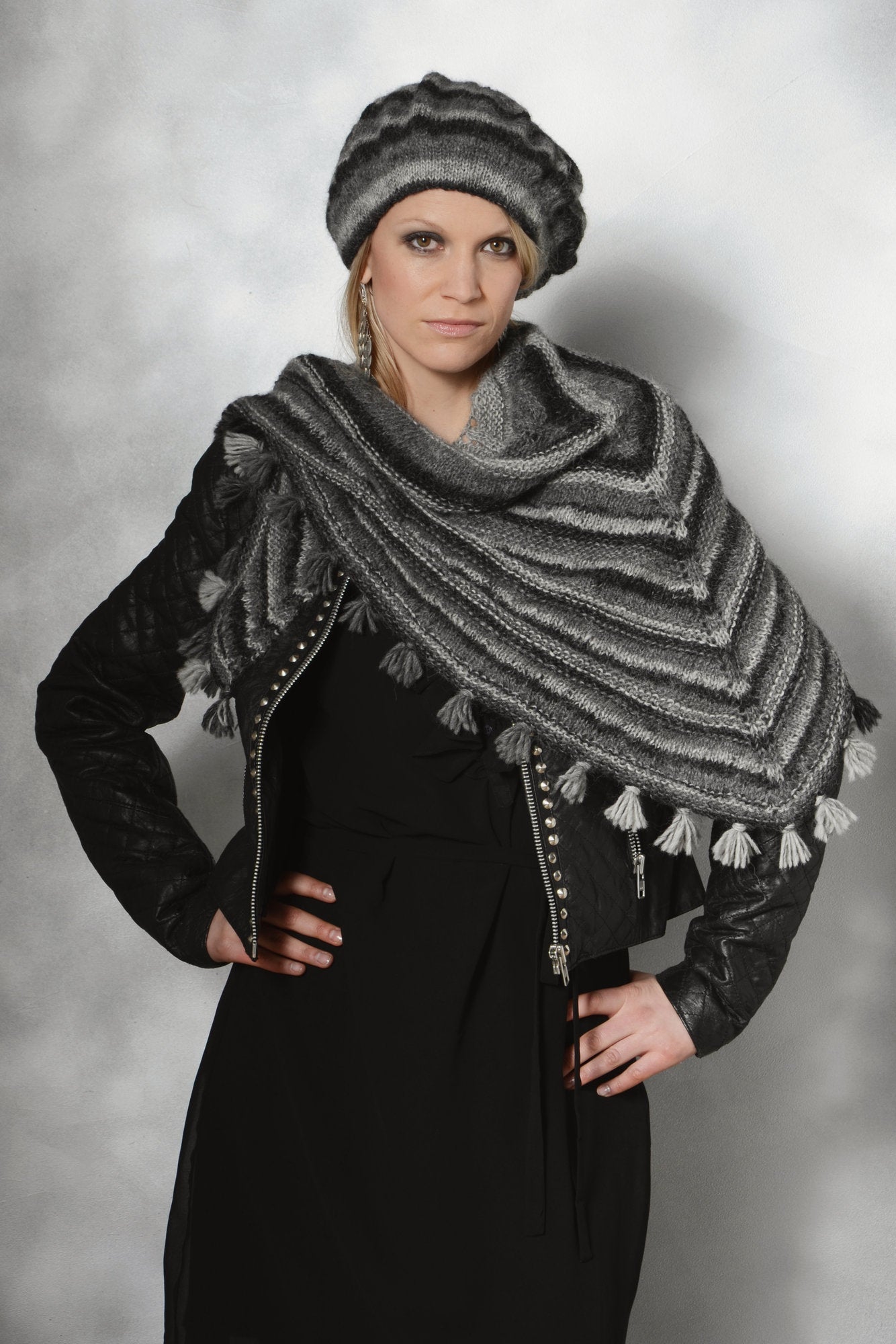 Tuch & Mütze Lia, Schultertuch von der Spitze gestrickt, Baskenmütze dazu, aus Mirasol Paqu Pura