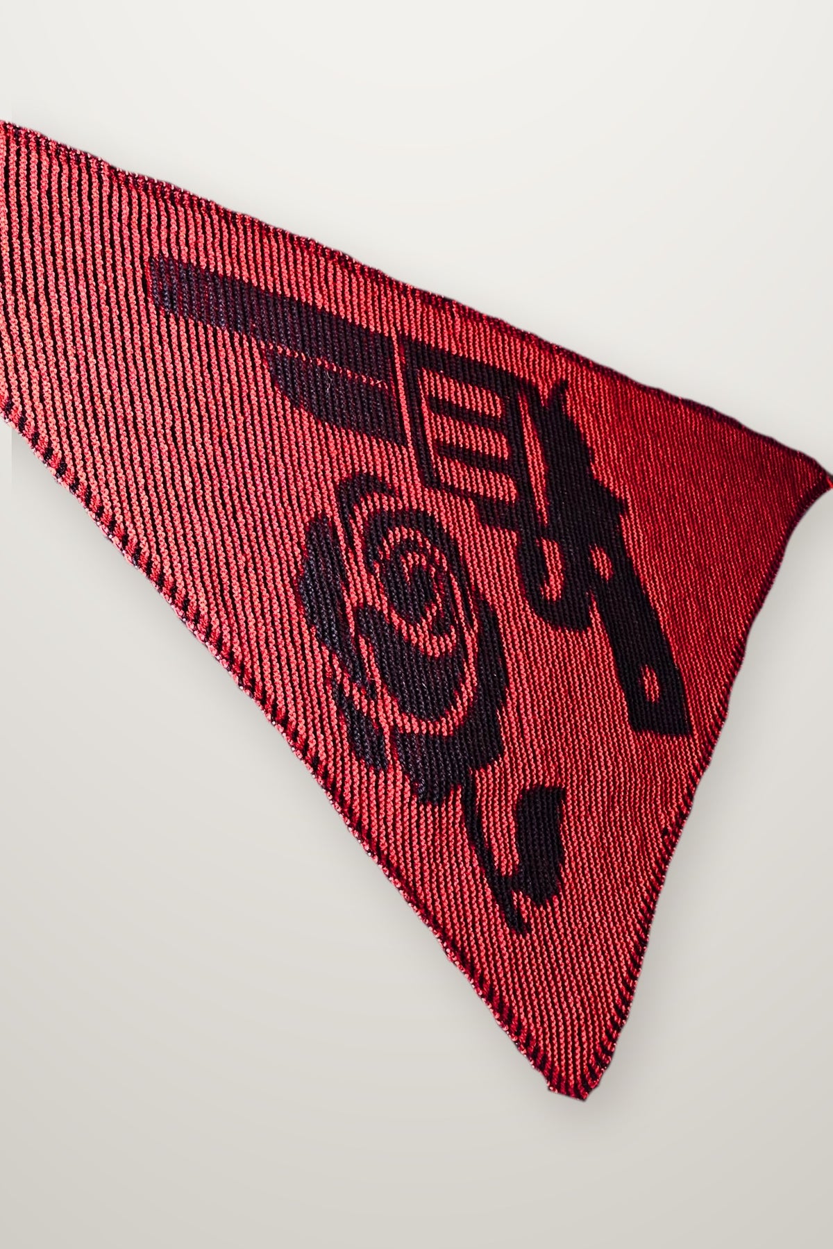 Tuch Chasing Destiny - Rose & Pistole, Strickmodell in einer weiteren Ansicht