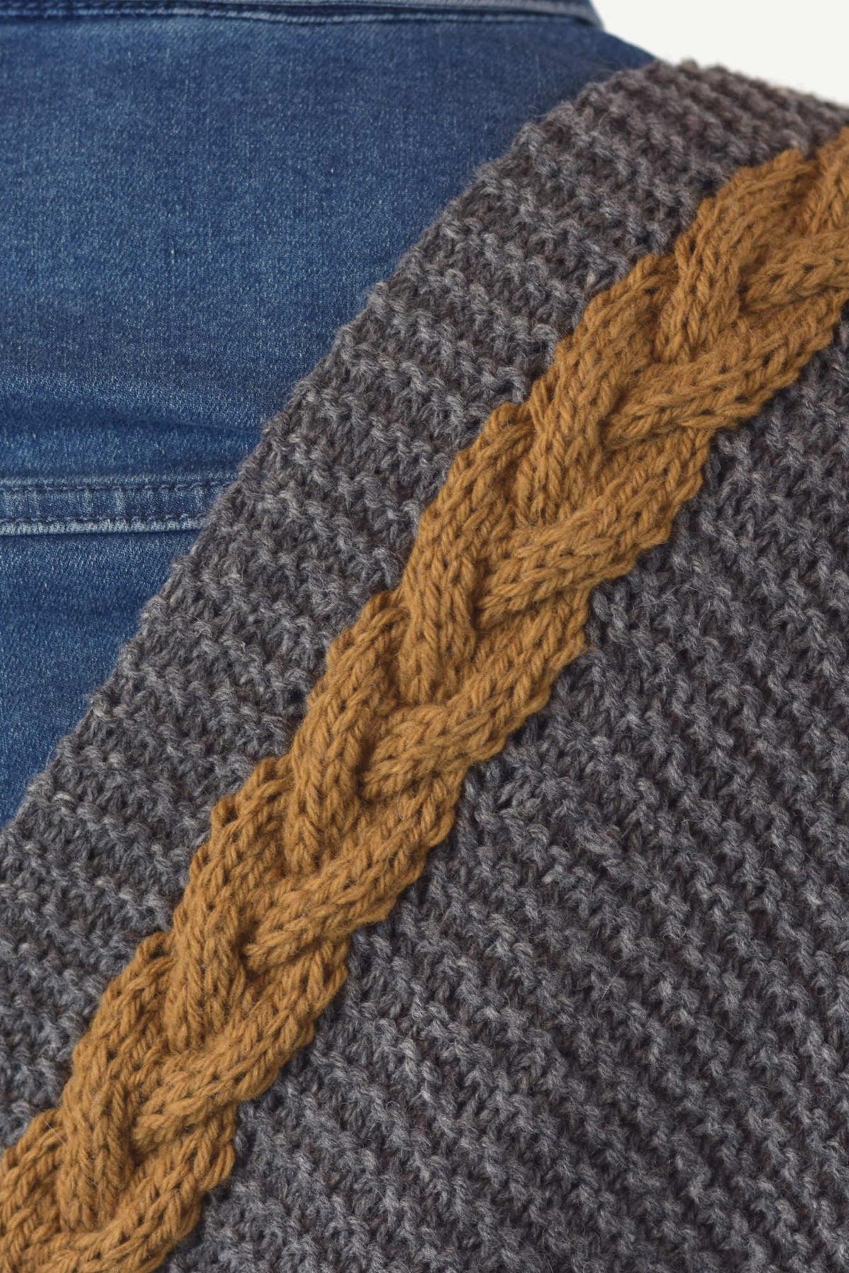 Tuch Nikita, Detail