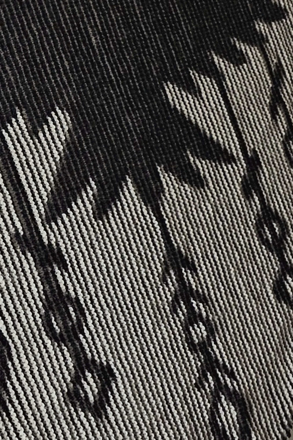 Tuch Summoned - Rabe & Runen, Detail