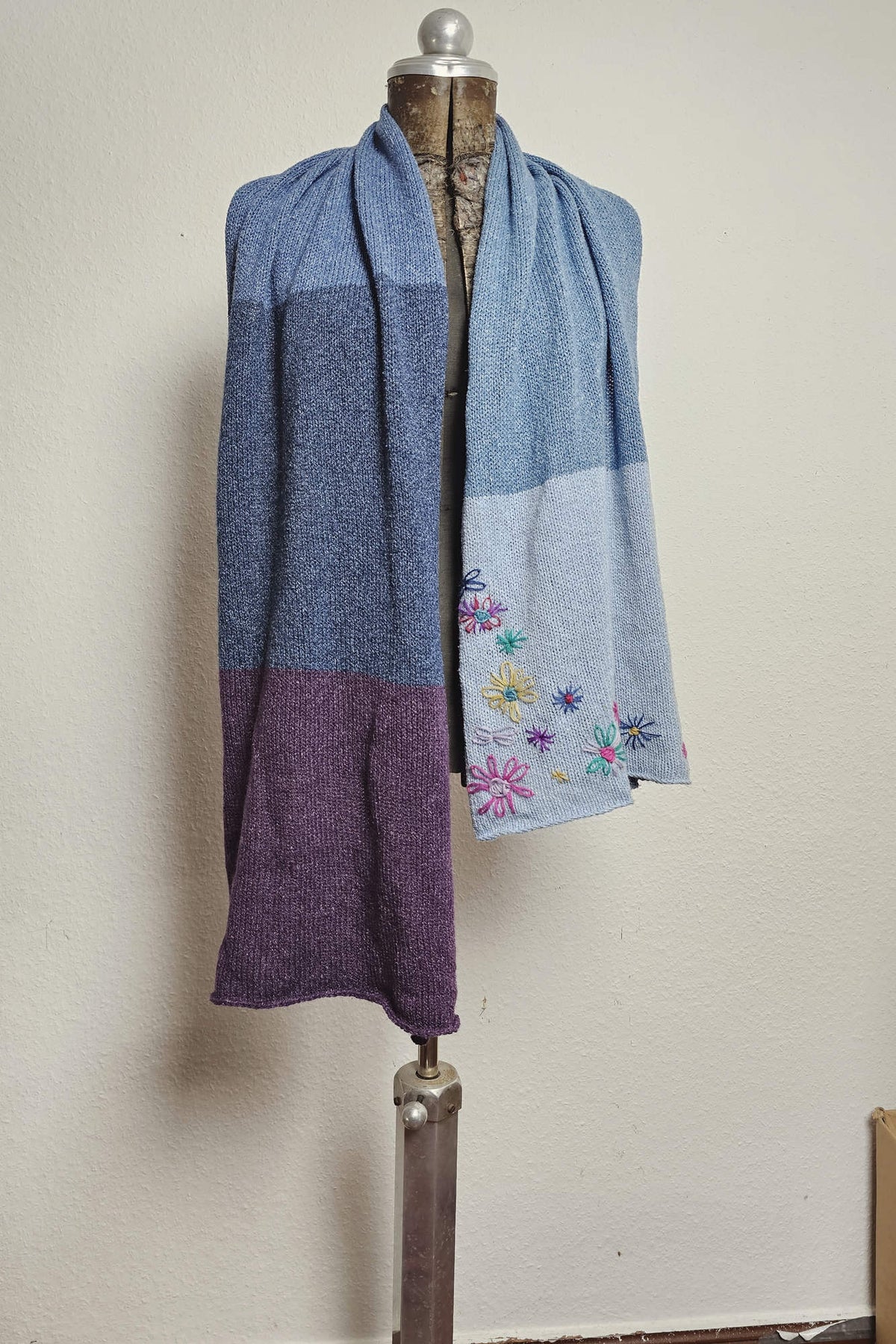 Tuch Tinos, Strickmodell in einer weiteren Ansicht