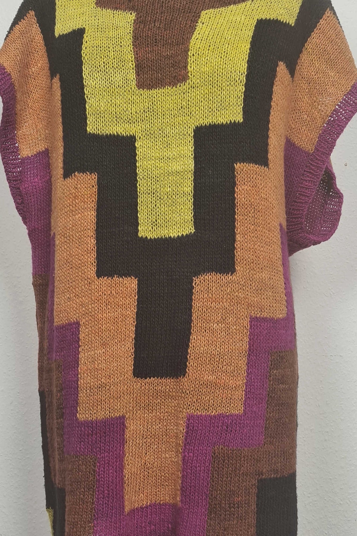 Tunika Menja, Detail
